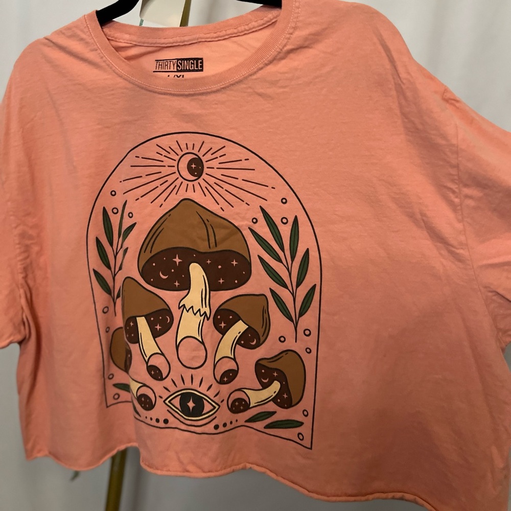 Peach colored T-shirt with mushrooms academia cropped large extra large